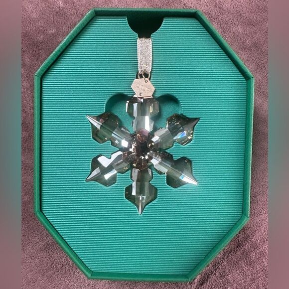 Swarovski 2022 Snowflake Oranament - Picture 4 of 7